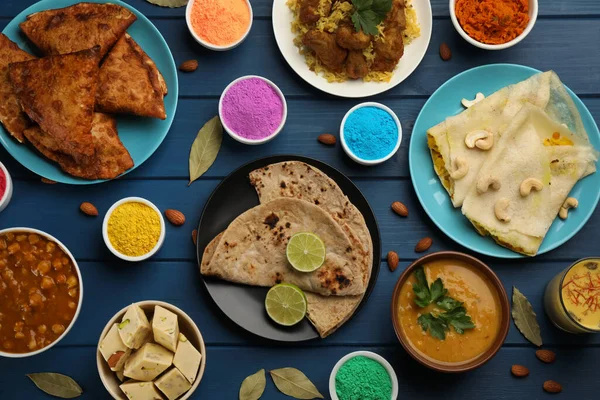 Παραδοσιακό Ινδικό Φαγητό Και Σκόνες Χρώματος Μπλε Ξύλινο Τραπέζι Επίπεδη — Φωτογραφία Αρχείου