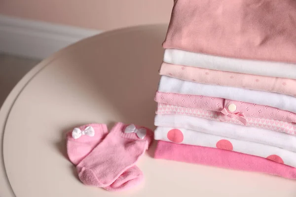 Stapel Sauberer Mädchenkleidung Und Socken Auf Dem Tisch — Stockfoto