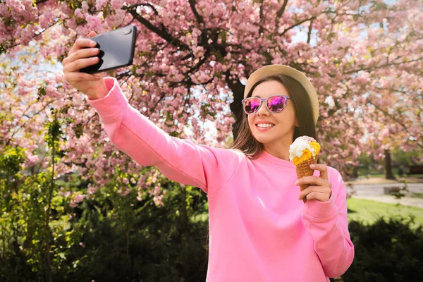 Mujer Feliz Tomando Selfie Con Helado Parque Primavera —  Fotos de Stock