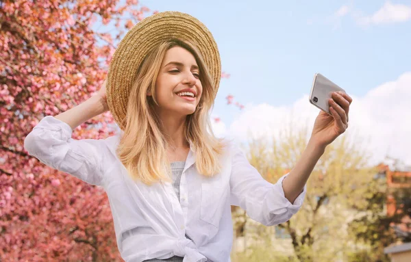 Mujer Feliz Tomando Selfie Aire Libre Día Primavera — Foto de Stock