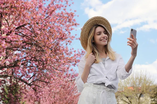 Šťastná Žena Selfie Venku Jaře — Stock fotografie