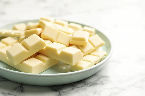 Вкусный Белый Шоколад Мраморном Столе Крупным Планом — стоковое фото