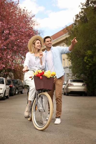 Charmant Couple Avec Vélo Fleurs Sur Rue Ville — Photo