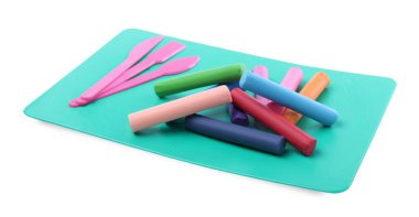 Beyaz arkaplanda birçok farklı renkli plastik parçalar ve heykel araçları