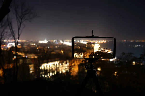 Fotografowanie Pięknego Miejskiego Krajobrazu Nocą Smartfonem Zamontowanym Statywie — Zdjęcie stockowe