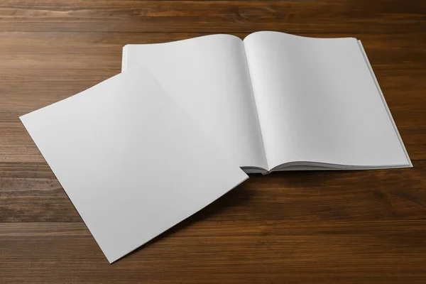 Papper Och Blank Broschyr Träbord Mockup För Design — Stockfoto