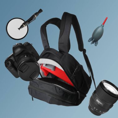 Açık mavi arkaplana düşen farklı profesyonel fotoğraf ekipmanları