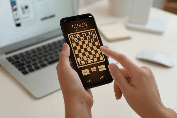 Frau Spielt Online Schach Auf Smartphone Tisch Nahaufnahme — Stockfoto