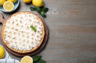 Düz kompozisyon ve lezzetli limonlu pasta ahşap masada, metin için yer var.