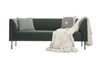 Beyaz arka planda yastıklı ve battaniyeli rahat yeşil kanepe. Oturma odası için mobilyalar.