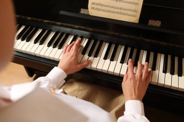 Piyano çalan genç bir kadın, yakın plan. Müzik dersi