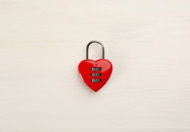 Kırmızı kalp şekilli kombinasyon kilit beyaz ahşap masa, üst görünüm