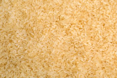 Arka plan olarak pirinç yığını, üst manzara. Sebze tohumları