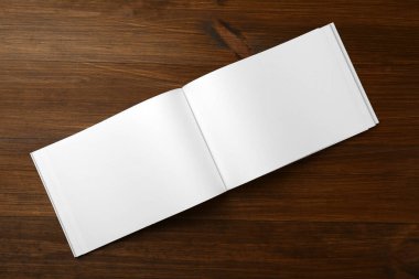 Ahşap masanın üstünde boş bir broşür aç. Tasarım için model