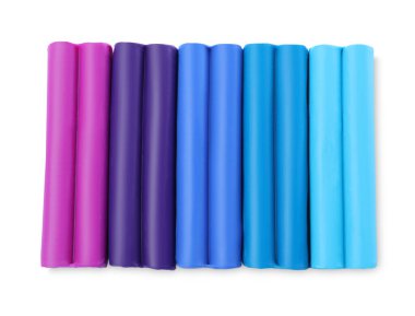 Beyaz arka planda birçok farklı renkli plastiksi parçalar, üst görünüm