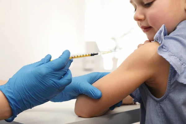 Médico Dar Injecção Uma Menina Hospital Conceito Imunização — Fotografia de Stock