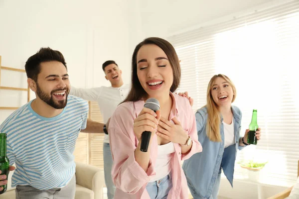 Jovem Mulher Cantando Karaoke Com Amigos Casa — Fotografia de Stock