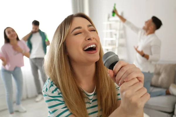 Junge Frau Singt Karaoke Mit Freunden Hause — Stockfoto