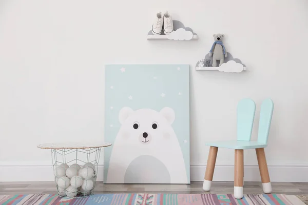 Αφίσα Αρκουδάκι Καρέκλα Και Καλάθι Κοντά Ανοιχτό Τοίχο Στο Παιδικό — Φωτογραφία Αρχείου