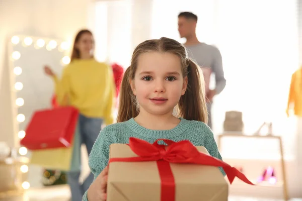 Κοριτσάκι Κουτί Δώρου Κοντά Στους Γονείς Της Οικογενειακά Χριστουγεννιάτικα Ψώνια — Φωτογραφία Αρχείου
