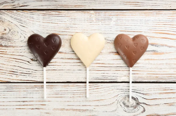 Verschillende Chocolade Hartvormige Lolly Witte Houten Tafel Plat Gelegd — Stockfoto