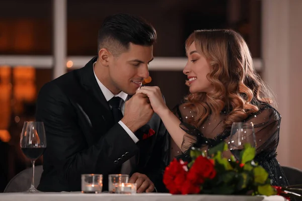 Preciosa Pareja Teniendo Una Cena Romántica Día San Valentín Restaurante — Foto de Stock