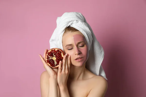 Mujer Joven Con Mascarilla Granada Fruta Fresca Sobre Fondo Rosa — Foto de Stock