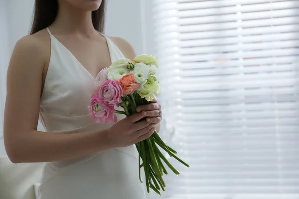 新娘与美丽的兰花花束室内 案文的篇幅 — 图库照片