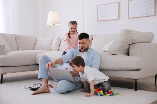 Overweldigde Man Die Ouderschap Werk Thuis Combineert — Stockfoto