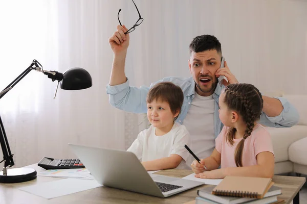 Hombre Abrumado Combinando Crianza Trabajo Casa — Foto de Stock