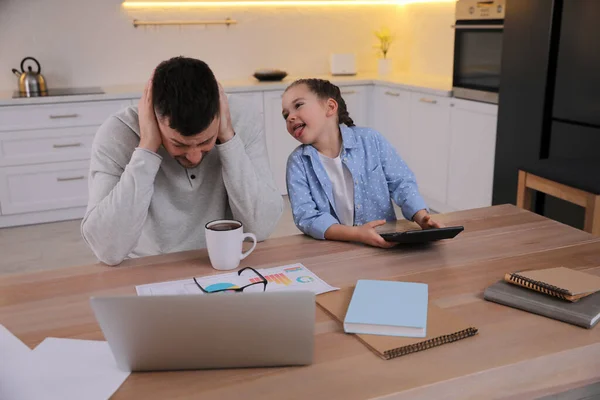 Hombre Abrumado Combinando Crianza Trabajo Casa — Foto de Stock