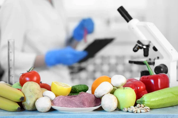 Frisches Gemüse Obst Und Fleisch Auf Dem Tisch Labor Lebensmittelkontrolle — Stockfoto