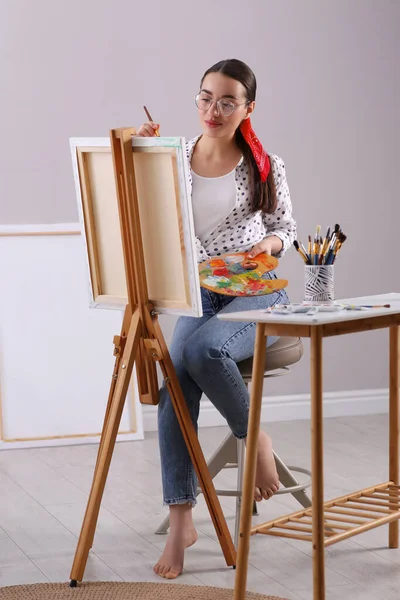 室内でキャンバスに絵を描く幸せな女性アーティスト — ストック写真