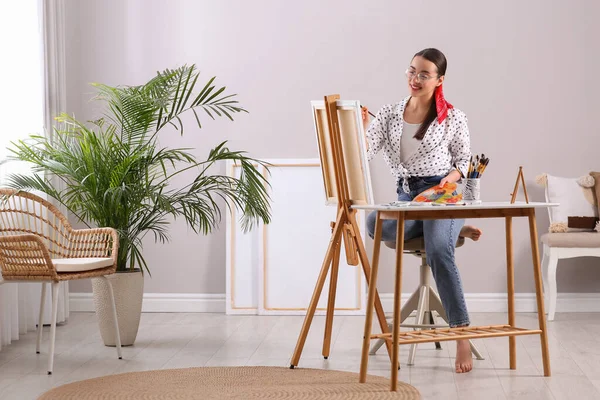 Happy Woman Kunstenaar Tekening Doek Studio — Stockfoto