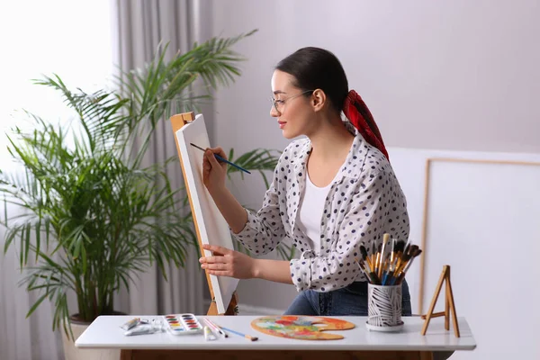 Happy Woman Kunstenaar Tekening Doek Studio — Stockfoto
