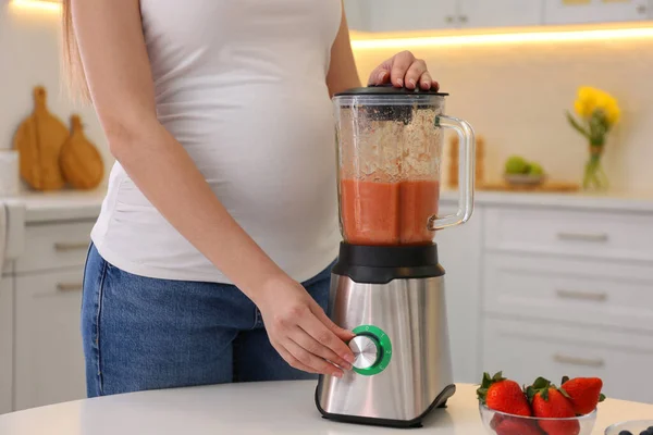 Young Pregnant Woman Preparing Smoothie Table Kitchen Closeup Healthy Eating — Stock Photo, Image