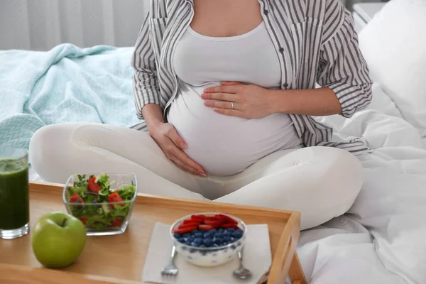 Беременная Женщина Завтраком Кровати Крупным Планом Здоровое Питание — стоковое фото