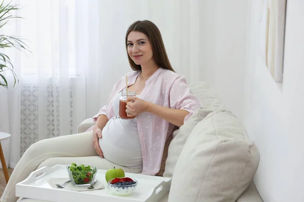 Беременная Женщина Завтракает Дома Здоровое Питание — стоковое фото