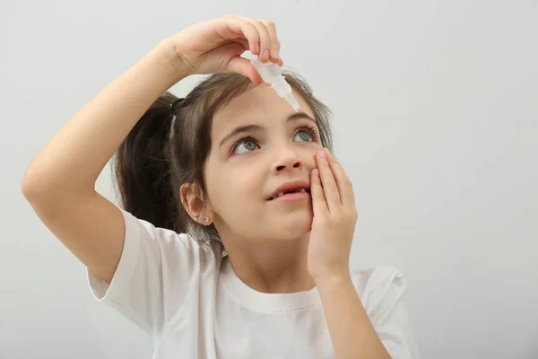 Adorabile Bambina Utilizzando Collirio Sfondo Bianco — Foto Stock