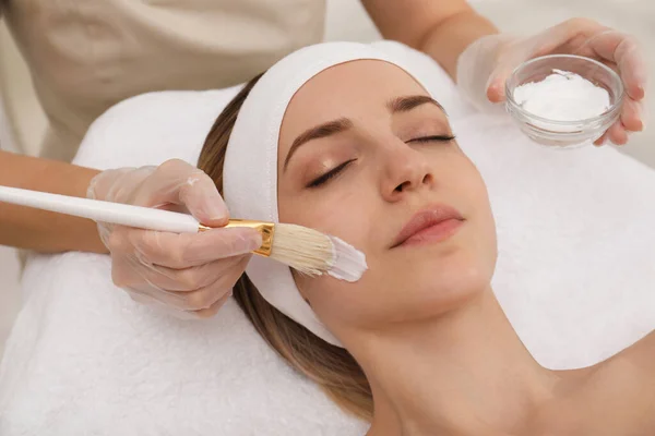 Mujer Joven Durante Procedimiento Descamación Facial Salón — Foto de Stock