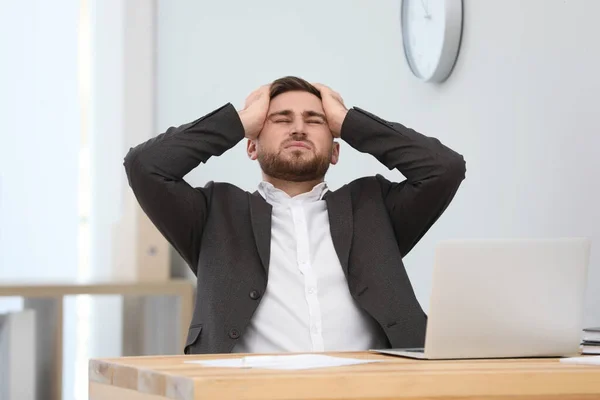 職場で片頭痛に苦しむ男 — ストック写真