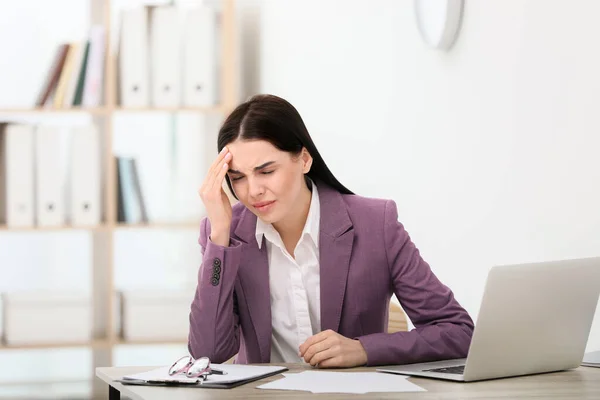 Mulher Com Enxaqueca Local Trabalho Escritório — Fotografia de Stock