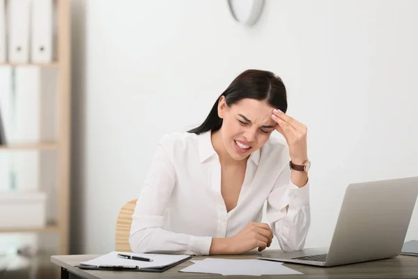 職場で片頭痛を患っている女性 テキストのためのスペース — ストック写真