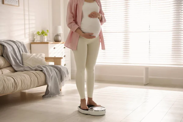 Gravid Kvinna Stående Våg Hemma Närbild — Stockfoto
