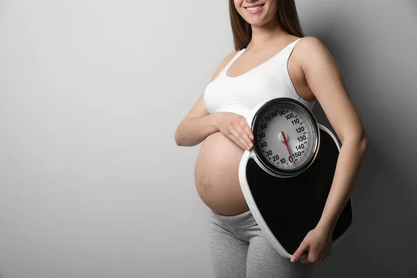Pregnant Woman Scales Grey Background Closeup Space Text — Stock Photo, Image