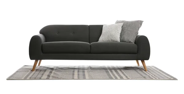 Sofá Cinza Confortável Com Almofadas Carpete Sobre Fundo Branco Mobiliário — Fotografia de Stock