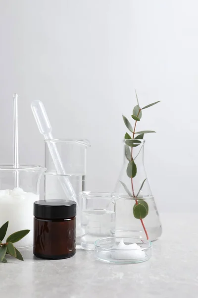 Ingredientes Naturales Para Productos Cosméticos Cristalería Laboratorio Sobre Mesa Blanca —  Fotos de Stock