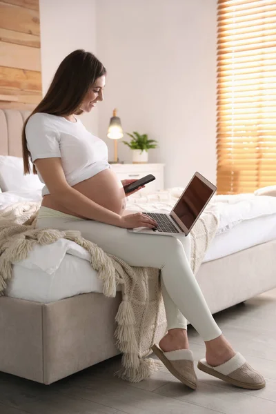 Mulher Grávida Trabalhando Cama Casa Licença Maternidade — Fotografia de Stock