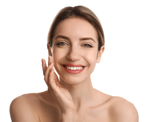 Mujer Joven Aplicando Crema Facial Sobre Fondo Blanco — Foto de Stock