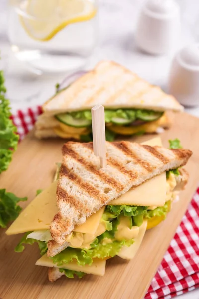 Placa Madeira Com Sanduíche Queijo Saboroso Mesa — Fotografia de Stock